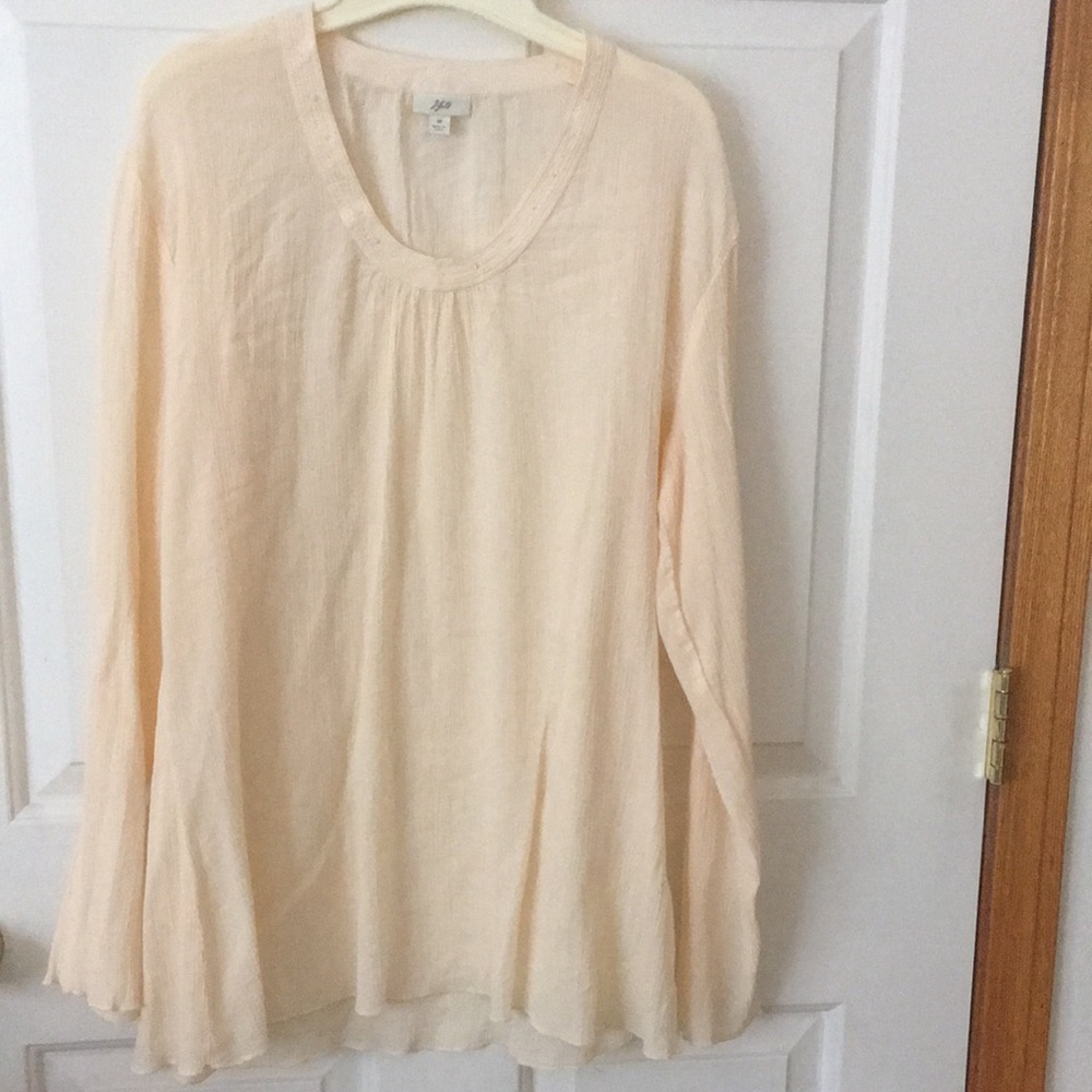 Never worn slight bell-sleeved 100% cotton gauze top.